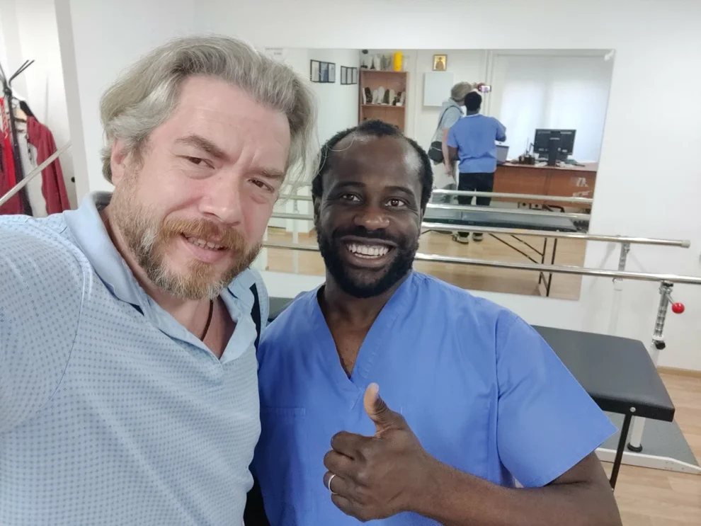 Реальный пациент IB Clinic Москва после получения 3D-стелек, положительная реакция на подгонку, индивидуальные ортопедические стельки, м. Беломорская