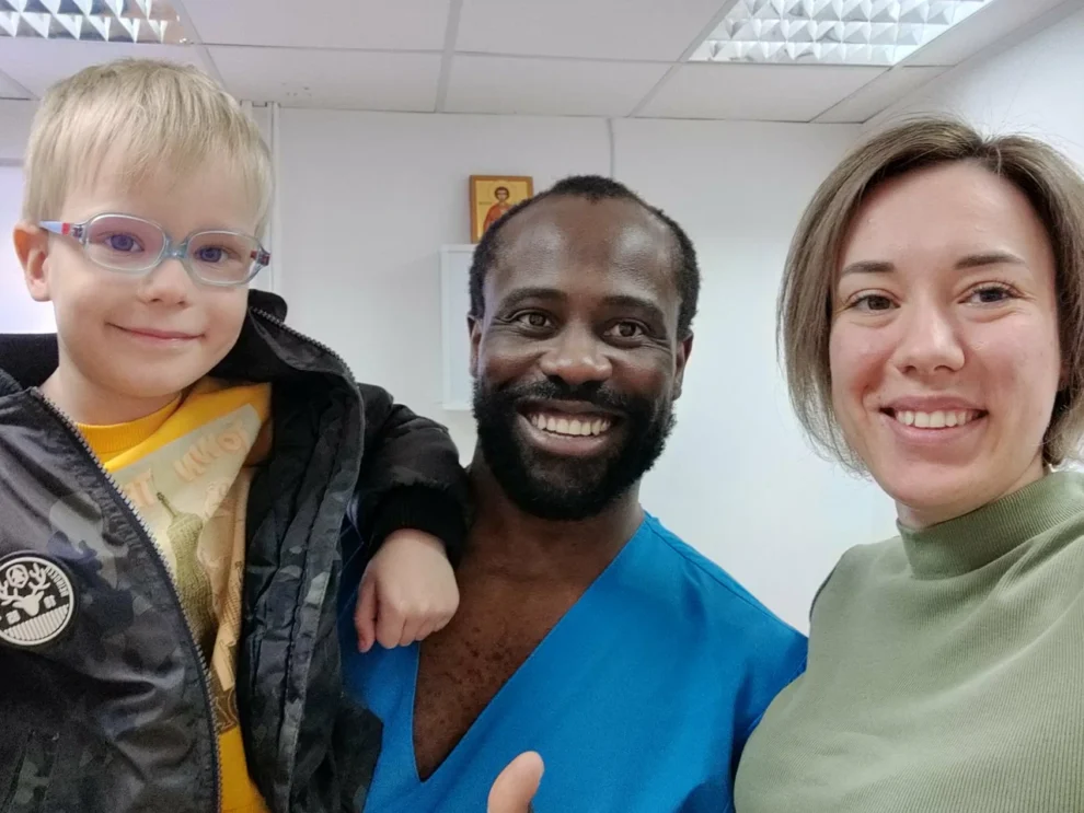 Реальный пациент IB Clinic Москва после получения 3D-стелек, положительная реакция на подгонку, индивидуальные ортопедические стельки, м. Беломорская