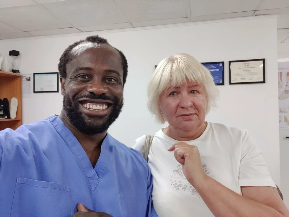 Реальный пациент IB Clinic Москва после получения 3D-стелек, положительная реакция на подгонку, индивидуальные ортопедические стельки, м. Беломорская