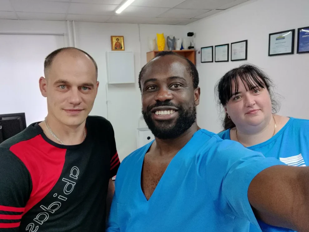 Реальный пациент IB Clinic Москва после получения 3D-стелек, положительная реакция на подгонку, индивидуальные ортопедические стельки, м. Беломорская