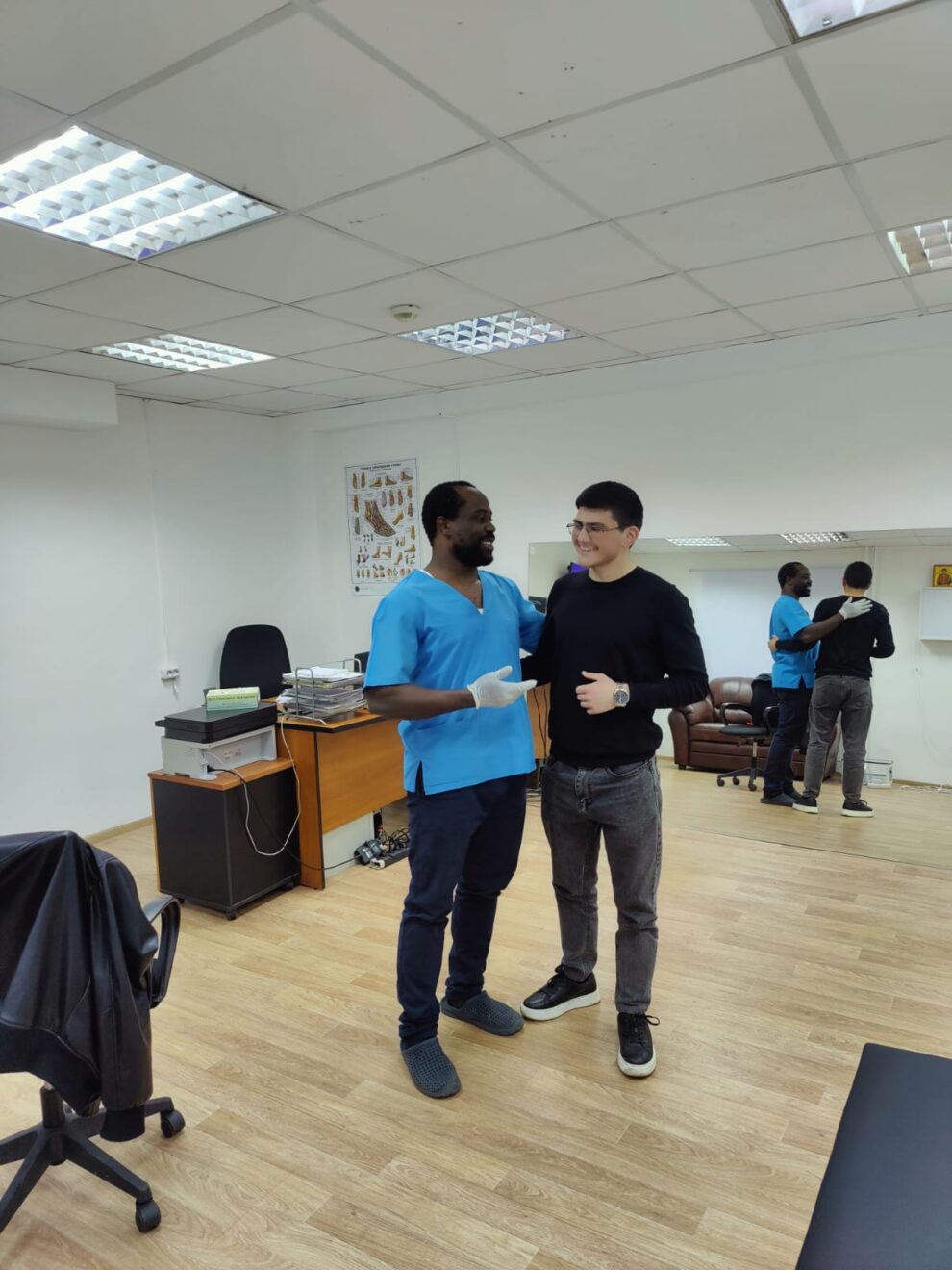 Реальный пациент IB Clinic Москва после получения 3D-стелек, положительная реакция на подгонку, индивидуальные ортопедические стельки, м. Беломорская