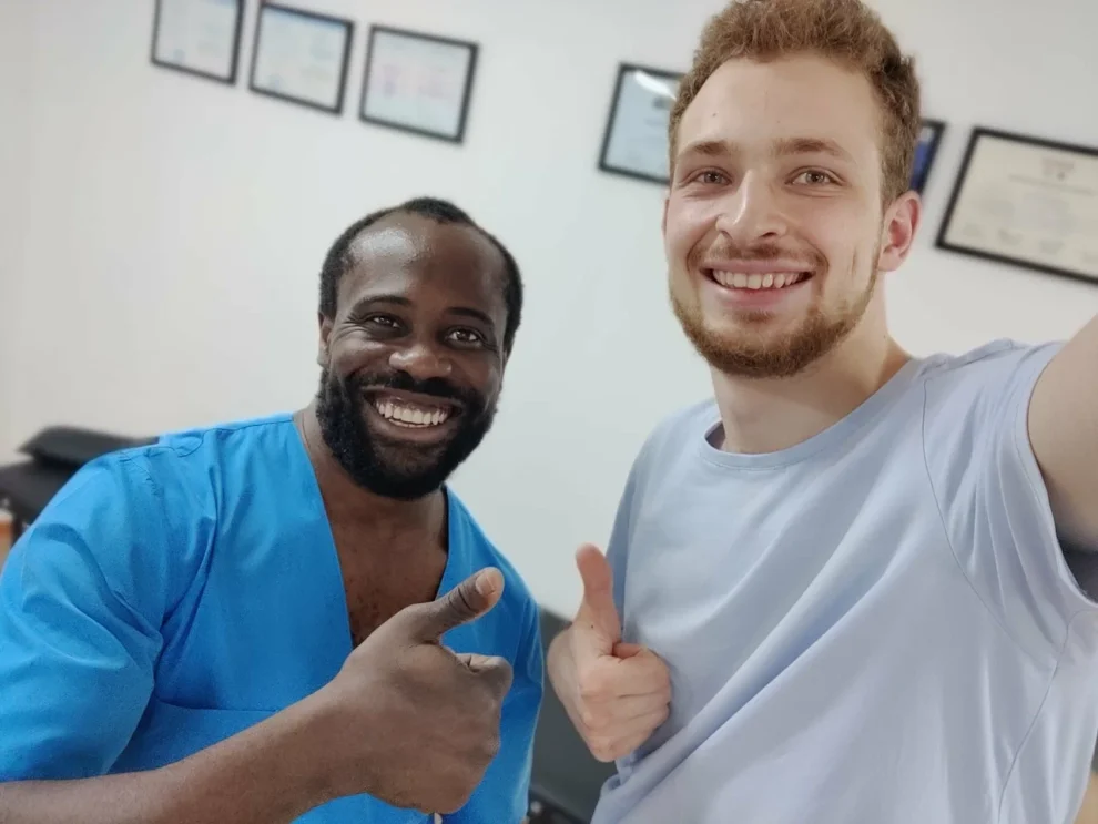 Реальный пациент IB Clinic Москва после получения 3D-стелек, положительная реакция на подгонку, индивидуальные ортопедические стельки, м. Беломорская