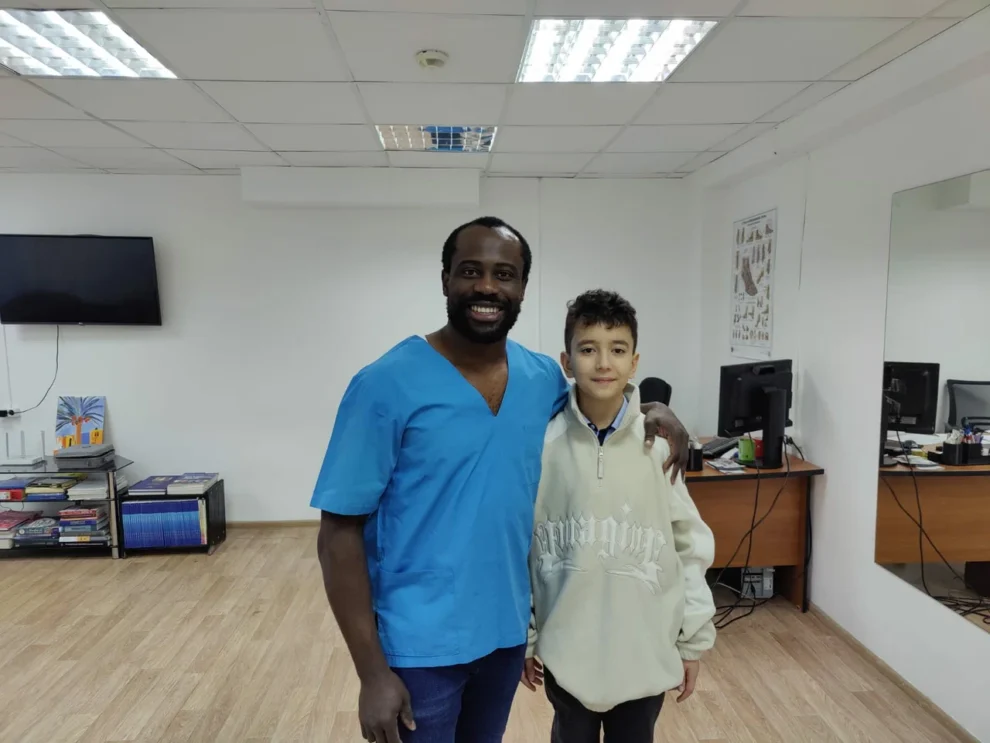 Реальный пациент IB Clinic Москва после получения 3D-стелек, положительная реакция на подгонку, индивидуальные ортопедические стельки, м. Беломорская