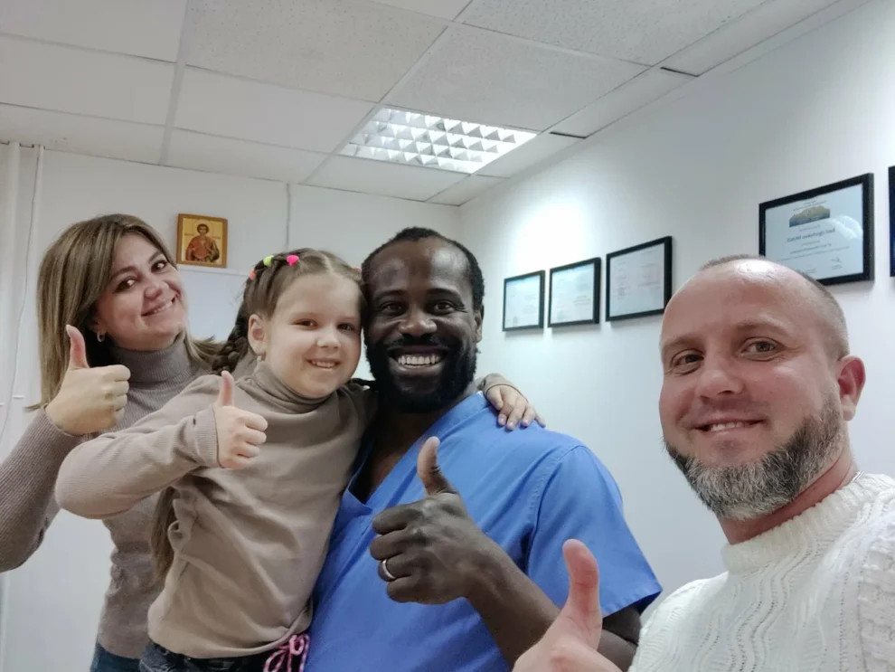 Реальный пациент IB Clinic Москва после получения 3D-стелек, положительная реакция на подгонку, индивидуальные ортопедические стельки, м. Беломорская