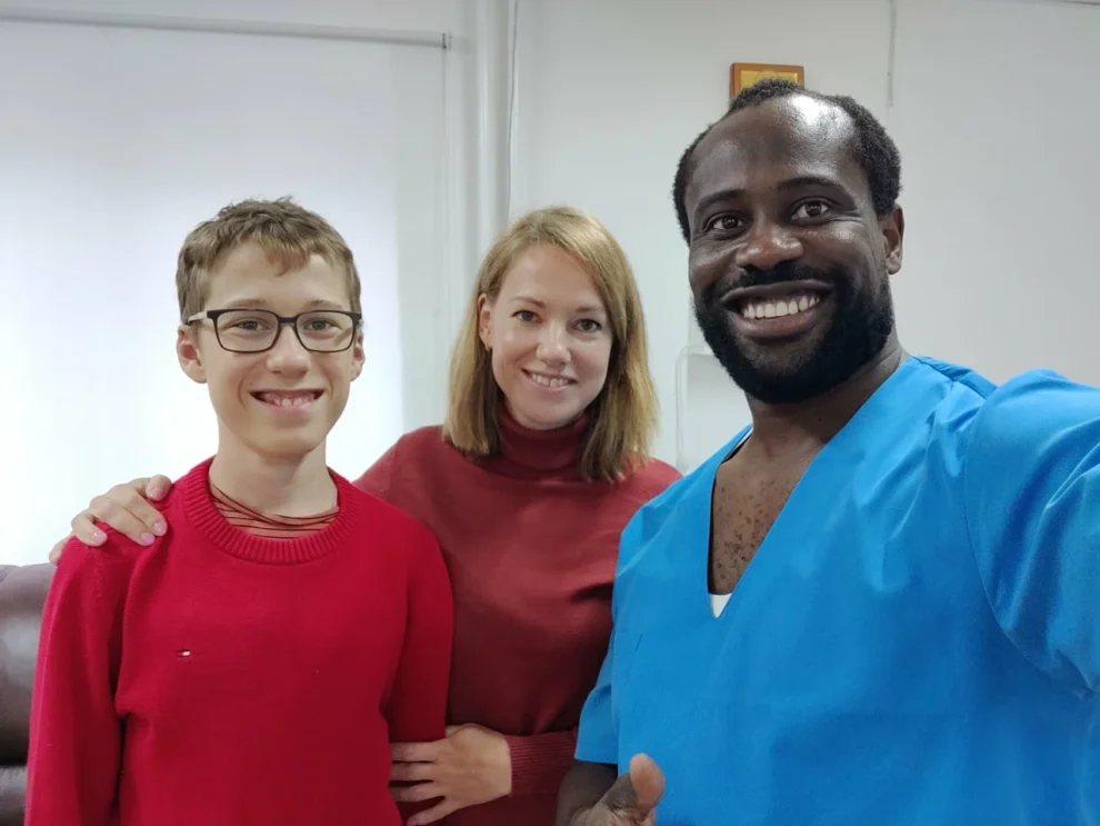 Реальный пациент IB Clinic Москва после получения 3D-стелек, положительная реакция на подгонку, индивидуальные ортопедические стельки, м. Беломорская