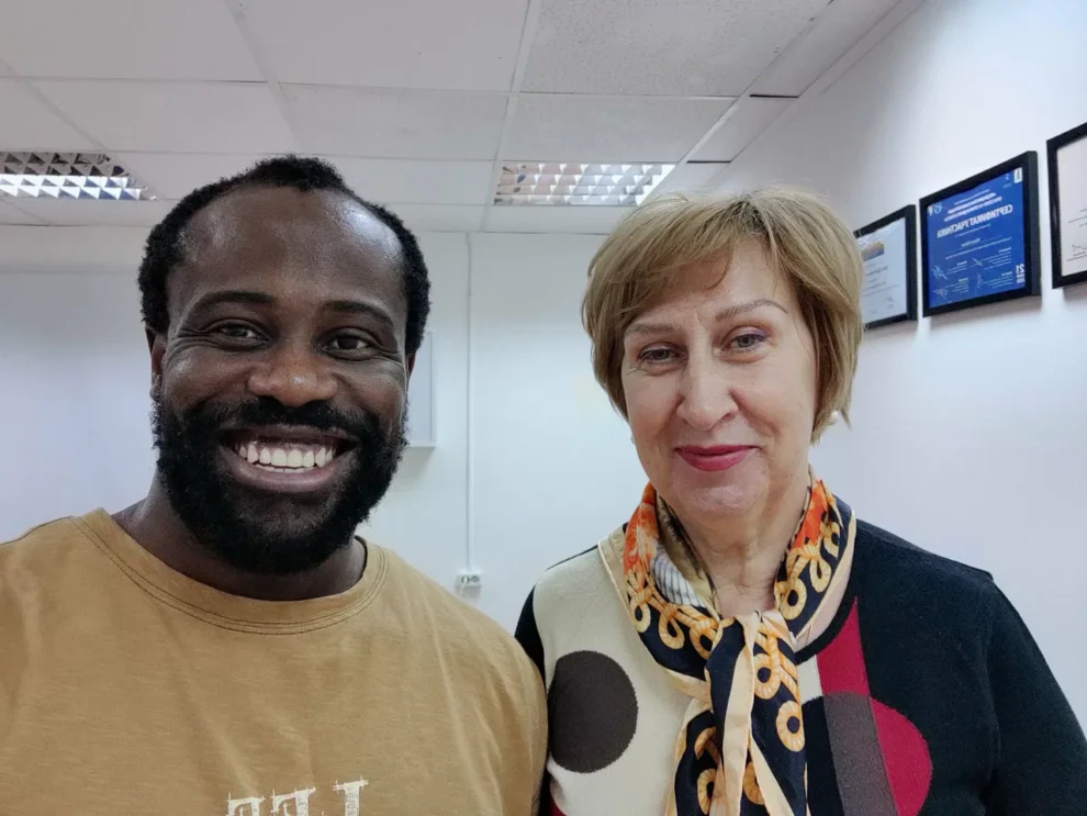 Консультация врача-ортопеда Ивунзе IB Clinic Москва, осмотр стопы перед изготовлением индивидуальных 3D-стелек, м. Беломорская