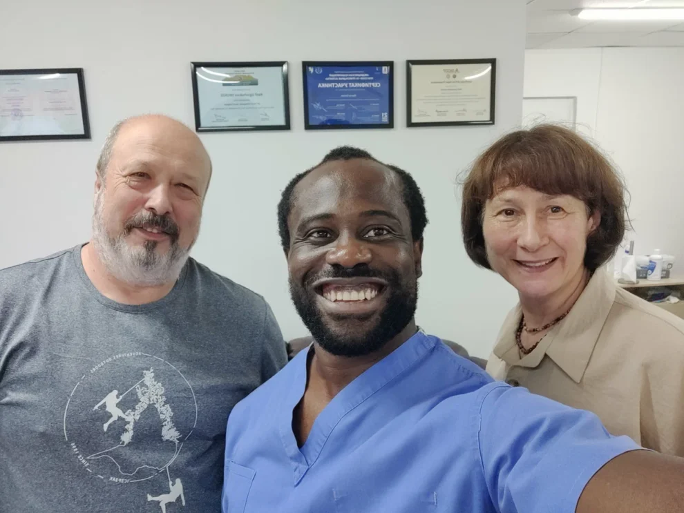 Консультация врача-ортопеда Ивунзе IB Clinic Москва, осмотр стопы перед изготовлением индивидуальных 3D-стелек, м. Беломорская