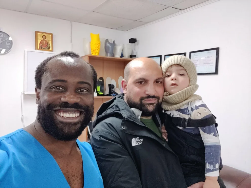 Консультация врача-ортопеда Ивунзе IB Clinic Москва, осмотр стопы перед изготовлением индивидуальных 3D-стелек, м. Беломорская