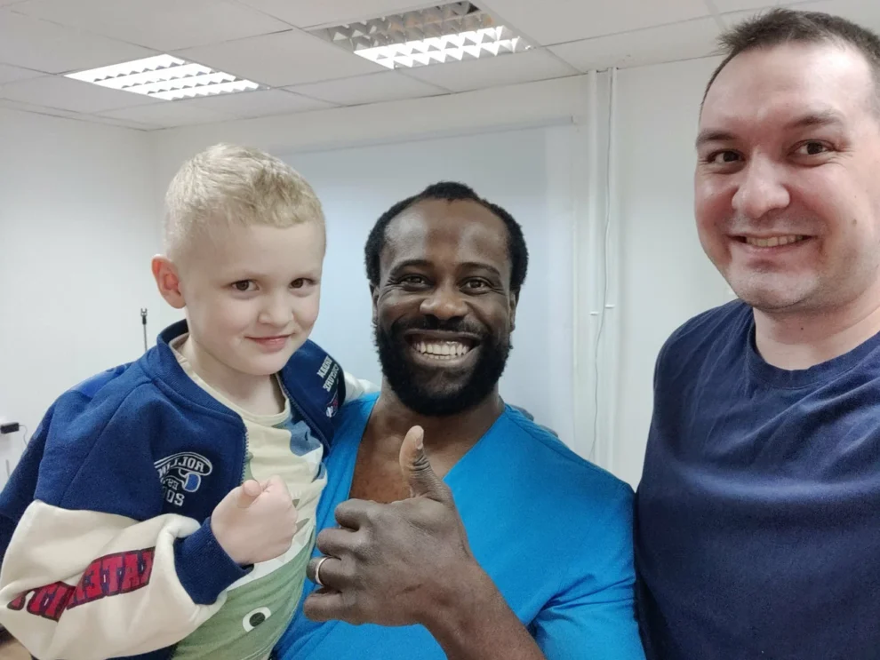 Консультация врача-ортопеда Ивунзе IB Clinic Москва, осмотр стопы перед изготовлением индивидуальных 3D-стелек, м. Беломорская