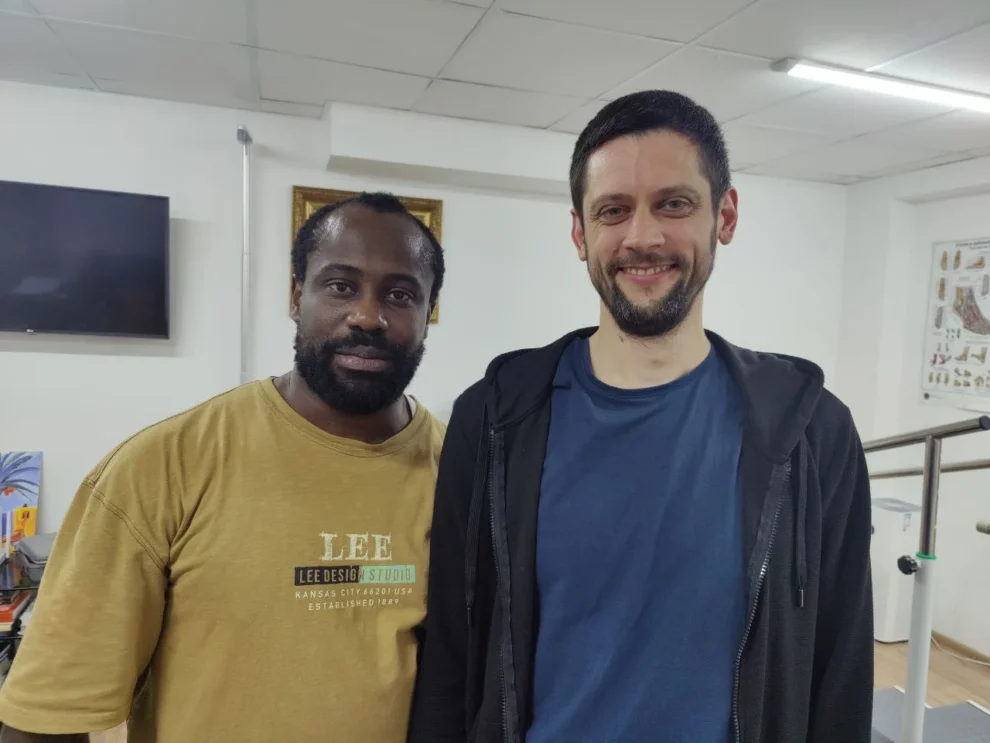 Реальный пациент IB Clinic Москва после получения 3D-стелек, положительная реакция на подгонку, индивидуальные ортопедические стельки, м. Беломорская