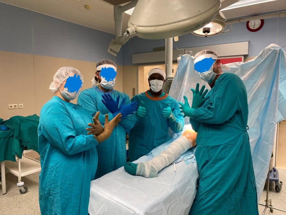 IB Clinic доктор Ивунзе &mdash; хирургическая бригада в операционной, командная работа